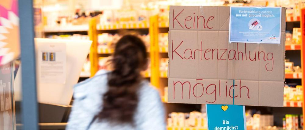 Ein häufiges Bild: Bei Aldi Nord, dm, Rossmann, Edeka und in vielen Tankstellen gab es Probleme. Bei einigen dauern sie noch an.