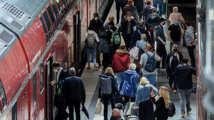 Am Hauptbahnhof in Berlin ist zum Start des Neun-Euro-Tickets am 1. Juli Andrang am Regional-Express.