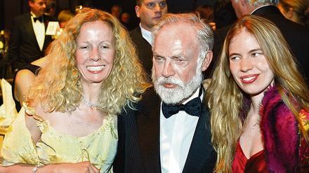 asEin Bild aus besseren Zeiten. 2003 waren Peter Dussmann, seine Frau Catherine (l.) und seine Tochter Angela noch nicht zerstritten. Das Familiendrama begann mit dem Schwiegersohn. 