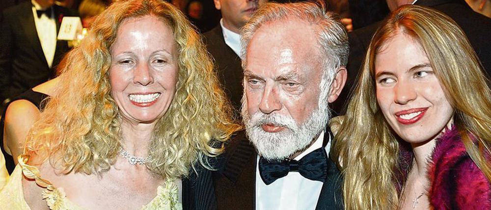 asEin Bild aus besseren Zeiten. 2003 waren Peter Dussmann, seine Frau Catherine (l.) und seine Tochter Angela noch nicht zerstritten. Das Familiendrama begann mit dem Schwiegersohn. 