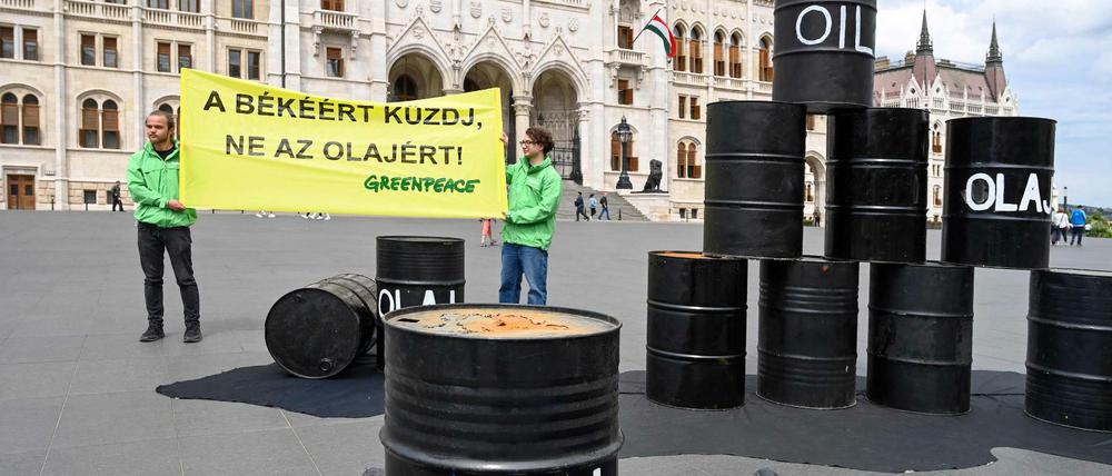Greenpeace-Aktivisten demonstrieren in Budapest für ein umfassendes Ölembargo gegen Russland.