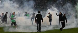 Nach dem Abpfiff stürmten Hunderte Menschen auf den Rasen und griffen teilweise sogar die Spieler an.