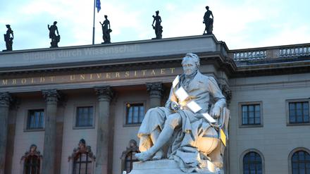 Das Denkmal für Alexander von Humboldt vor der Humboldt-Universität an der Straße "Unter den Linden", geschmückt, im Jahr 2012.