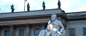 Das Denkmal für Alexander von Humboldt vor der Humboldt-Universität an der Straße "Unter den Linden", geschmückt, im Jahr 2012.