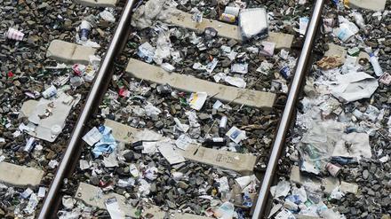 Müll auf den Bahngleisen ist für die Deutsche Bahn ein großes Problem in Berlin.