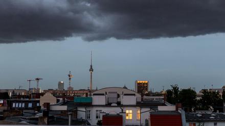 Eine Gewitterwolke über der Berliner Innenstadt.