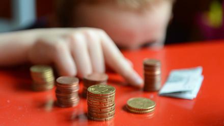 In Berlin zahlen vergleichsweise wenige Eltern Kinderunterhalt. 2021 sprangen die Jugendämter mit rund 146,6 Millionen Euro ein.