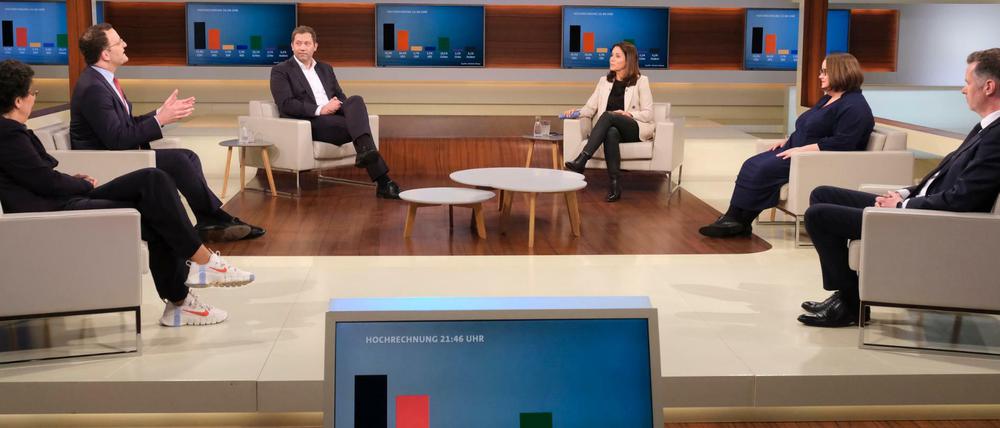 Schön weit auseinander - sowohl die Sessel als auch die Positionen. Anne Will und Gäste am 15. Mai. 