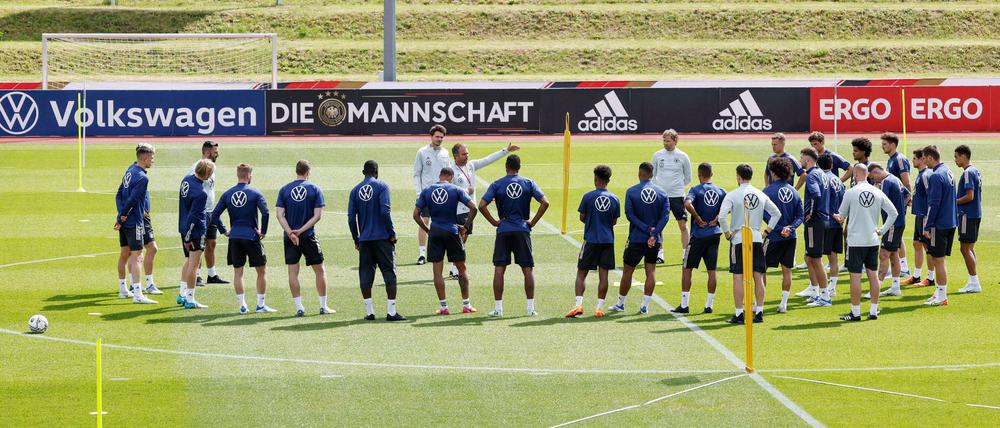 Erst Training auf dem Fußballplatz, dann Fortbildung in Sachen Menschenrechte. Die Nationalspieler absolvieren ein umfangreiches Programm.