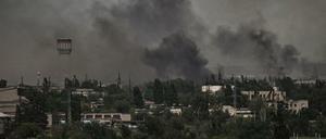 Rauchwolken über der umkämpften Stadt Sjewjerodonezk
