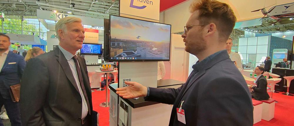 Wirtschaftssenator Stephan Schwarz mit Tim Fischer von Diaven auf der Hannover Messe. Der Senator besuchte dort mit Stefan Franzke Firmen aus der Region.