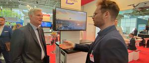 Wirtschaftssenator Stephan Schwarz mit Tim Fischer von Diaven auf der Hannover Messe. Der Senator besuchte dort mit Stefan Franzke Firmen aus der Region. 