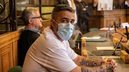 Anis Ferchichi, bekannt als Rapper Bushido, zu Beginn des Prozesses gegen Arafat A.-Ch. und drei seiner mitangeklagten Brüder.