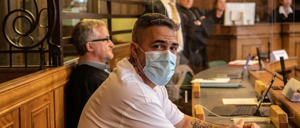 Anis Ferchichi, bekannt als Rapper Bushido, zu Beginn des Prozesses gegen Arafat A.-Ch. und drei seiner mitangeklagten Brüder.