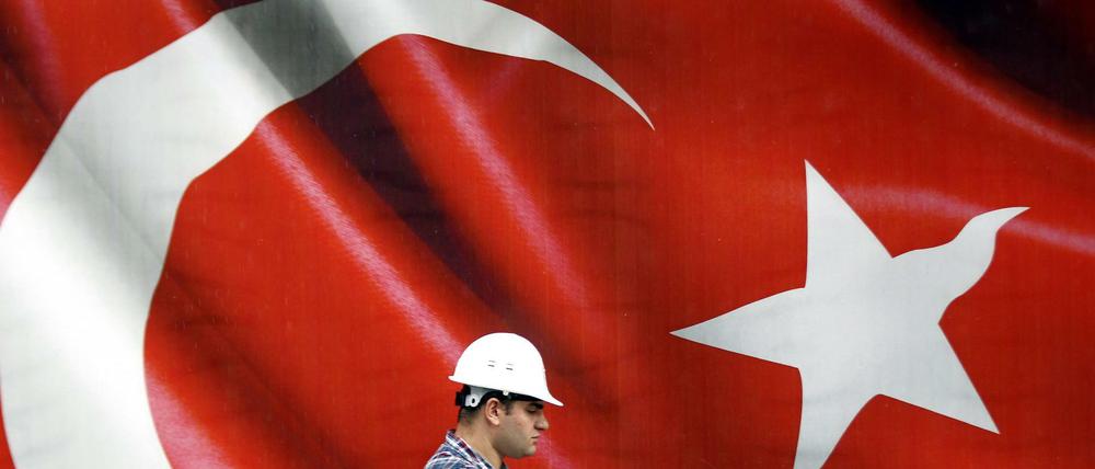 Arbeiter vor einer riesigen türkischen Flagge in Istanbul 