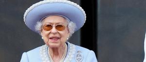 Queen Elizabeth and Prinz Louis.