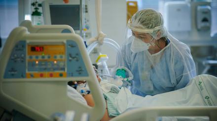 Ein medizinische Mitarbeiterin behandelt in einem Krankenhaus in Brasilien einen Covid-19-Patienten auf der Intensivstation.