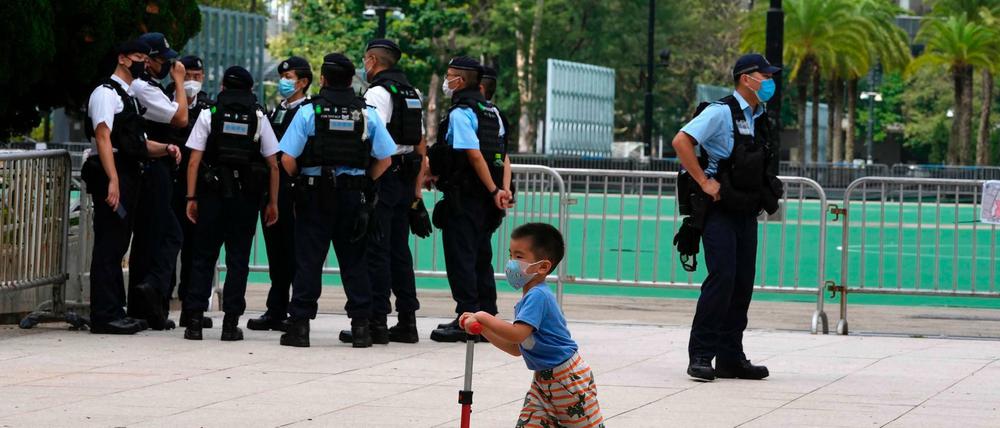 Polizisten stehen Wache im Victoria Park in Hongkong.