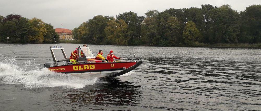 Sie retten Leben - in ihrer Freizeit. Hier ein DLRG-Boot am Tegeler See.