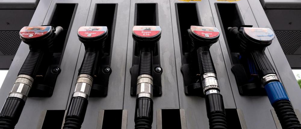 Ein Tanksäule ist an einer Tankstelle zu sehen.