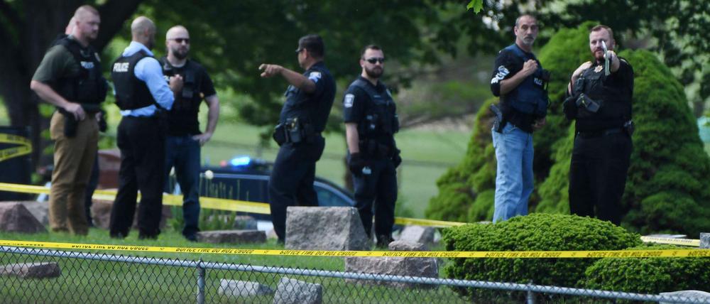 Schüsse auf einem Friedhof: Ermittler am Tatort in Racine in Wisconsin.