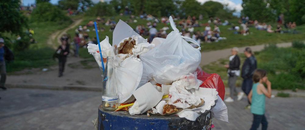 Im hochfrequentierten Mauerpark sollen zusätzliche Müllcontainer aufgestellt werden, kündigt die Pankower Bezirksstadträtin Manuela Anders-Granitzki an.