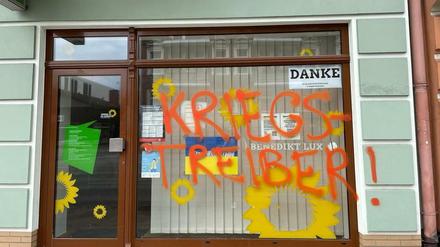 "Kriegstreiber" wurde an die Scheibe des Büros zweier Grünen-Abgeordneten geschmiert.