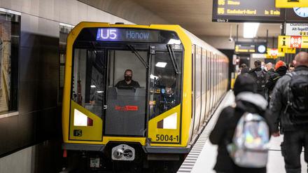 Eine U-Bahn der Linie 5 in Berlin.