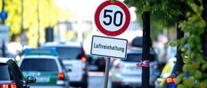 Zahlreiche Autos fahren im Berufsverkehr über den Mittleren Ring in München.