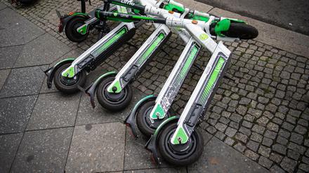 Ob stehend oder liegend, noch immer versperren E-Scooter Fußgängern in Berlin häufig den Weg.