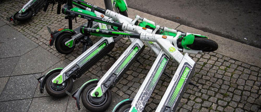 Ob stehend oder liegend, noch immer versperren E-Scooter Fußgängern in Berlin häufig den Weg.