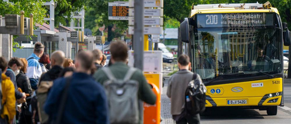 Bei der BVG sind Busse und Bahnen bisher nicht voller als sonst - hier wartende Fahrgäste vor dem Bahnhof Zoo.