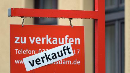 Ein rotes Schild «zu verkaufen» ist mit dem Hinweis «verkauft» überklebt. Gerade bei Neuverträgen ist der Immobilienkauf oft günstiger als zu mieten. 