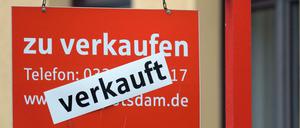 Ein rotes Schild «zu verkaufen» ist mit dem Hinweis «verkauft» überklebt. Gerade bei Neuverträgen ist der Immobilienkauf oft günstiger als zu mieten. 