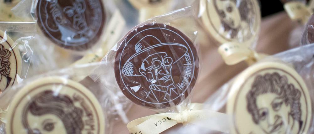 Ein Schokoladenlutscher mit einem Porträt von Hermann Hesse.