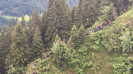 Schüler und eine Lehrergruppe beim Wandern im österreichischen Kleinwalsertal.