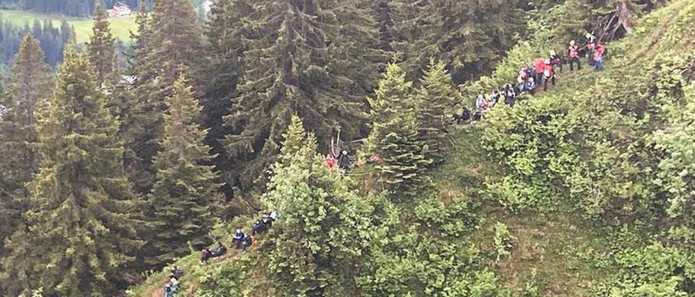 Schüler und eine Lehrergruppe beim Wandern im österreichischen Kleinwalsertal.