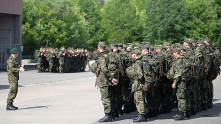 Reservisten und Reservistinnen der Bundeswehr stehen während eines Ausbildungsmoduls auf dem Truppenübungsplatz Hammelburg. 