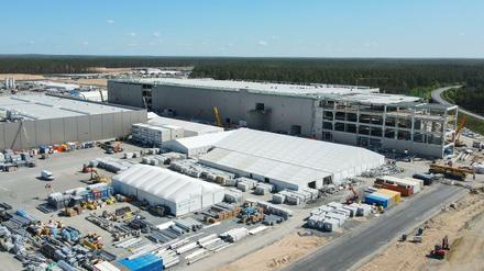 Der US-Elektroautobauer Tesla will das Gelände seiner Autofabrik in Grünheide bei Berlin um einen Güterbahnhof und weitere Logistikflächen erweitern.
