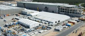 Der US-Elektroautobauer Tesla will das Gelände seiner Autofabrik in Grünheide bei Berlin um einen Güterbahnhof und weitere Logistikflächen erweitern.