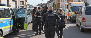 Polizisten haben die Wohnung in Saarbrücken-Klarenthal gestürmt. Der Schütze ist tot.