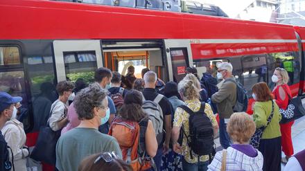 Andrang an einem Regionalzug am Bahnhof Gesundbrunnen in Berlin am Pfingstsonntag