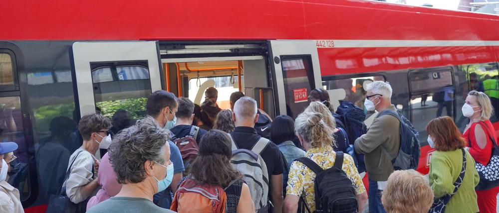 Andrang an einem Regionalzug am Bahnhof Gesundbrunnen in Berlin am Pfingstsonntag