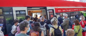 Andrang an einem Regionalzug am Bahnhof Gesundbrunnen in Berlin am Pfingstsonntag