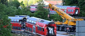 Aufräumarbeiten nach dem Zugunglück bei Garmisch-Partenkirchen in Oberbayern.
