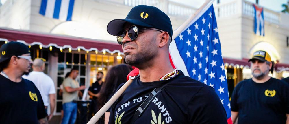 Henry "Enrique" Tarrio, Anführer der Proud Boys, hält eine amerikanische Flagge. 
