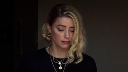 Amber Heard verlässt nach dem Urteilsspruch den Gerichtssaal des Fairfax County Courthouse.