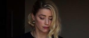 Amber Heard verlässt nach dem Urteilsspruch den Gerichtssaal des Fairfax County Courthouse.
