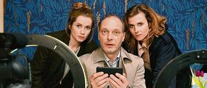 Selfie mit Chef: Cornelia Gröschel und Karin Hanczewski mit Martin Brambach im neuen Dresden-„Tatort“. 