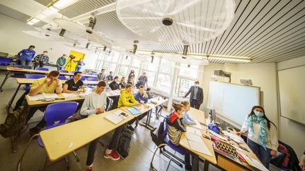 Ukrainische Schüler sitzen in einem Klassenraum und lernen Deutsch.
